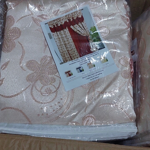 Jacquard Panel with attached valance - Picture 4 of 5